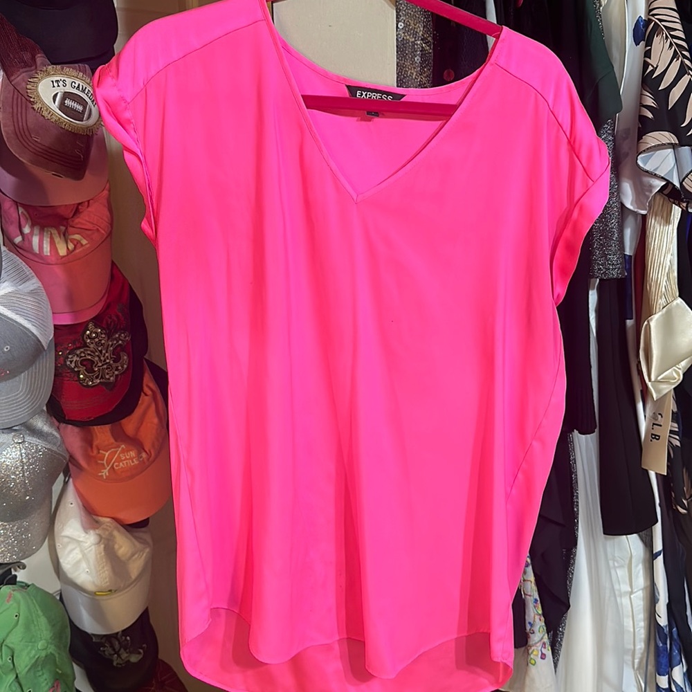 Hot pink everyday satin tee from express
